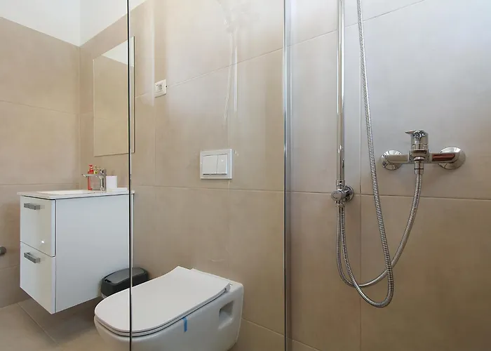 Lovor 2351 * Valbandon