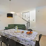 Будинок відпочинку Lovor 2351 Valbandon