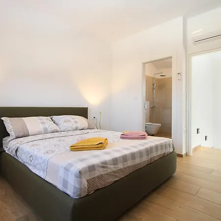 Lovor 2351 Semesterbostad Pula