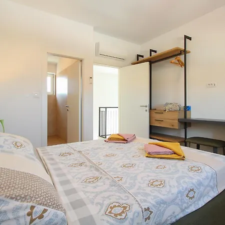 Hébergement de vacances Lovor 2351 *