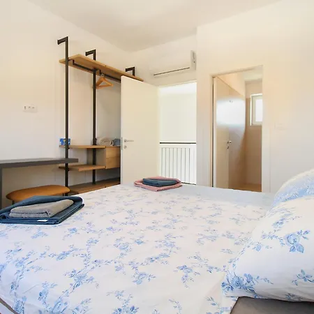 Lovor 2351 Semesterbostad