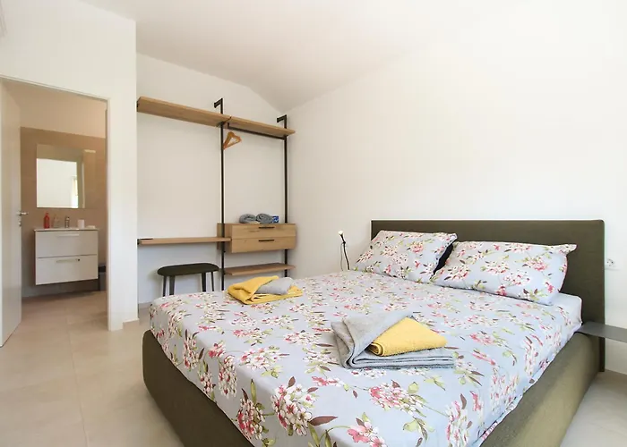 Lovor 2351 Holiday home *