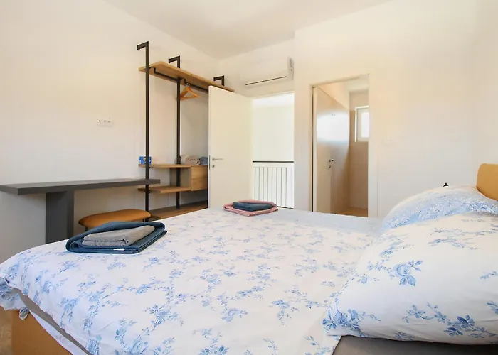 Lovor 2351 Holiday home