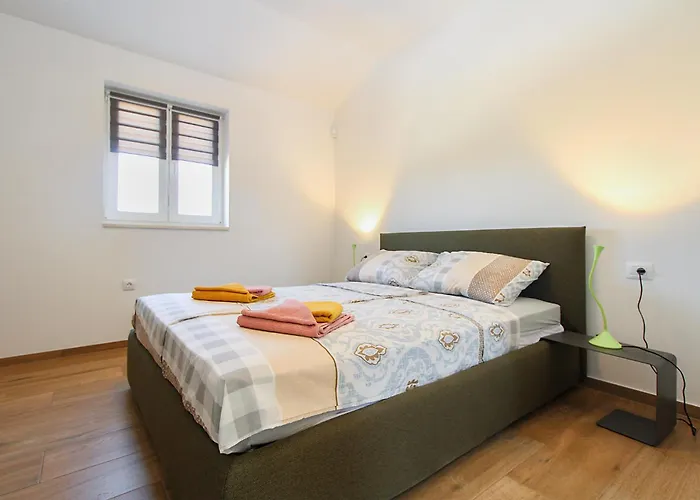 Lovor 2351 * Valbandon